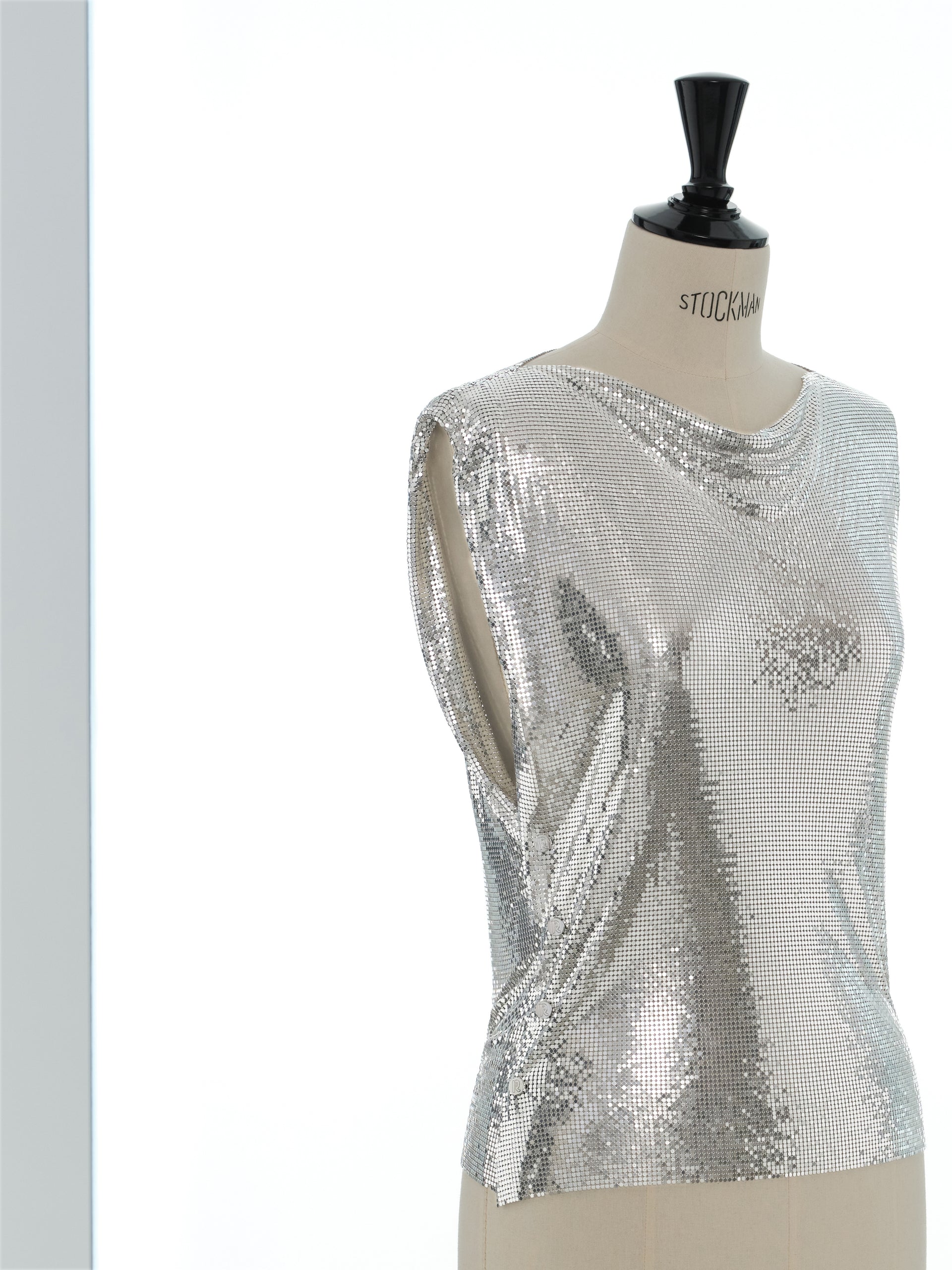 Sleevesless draped iconic mesh top