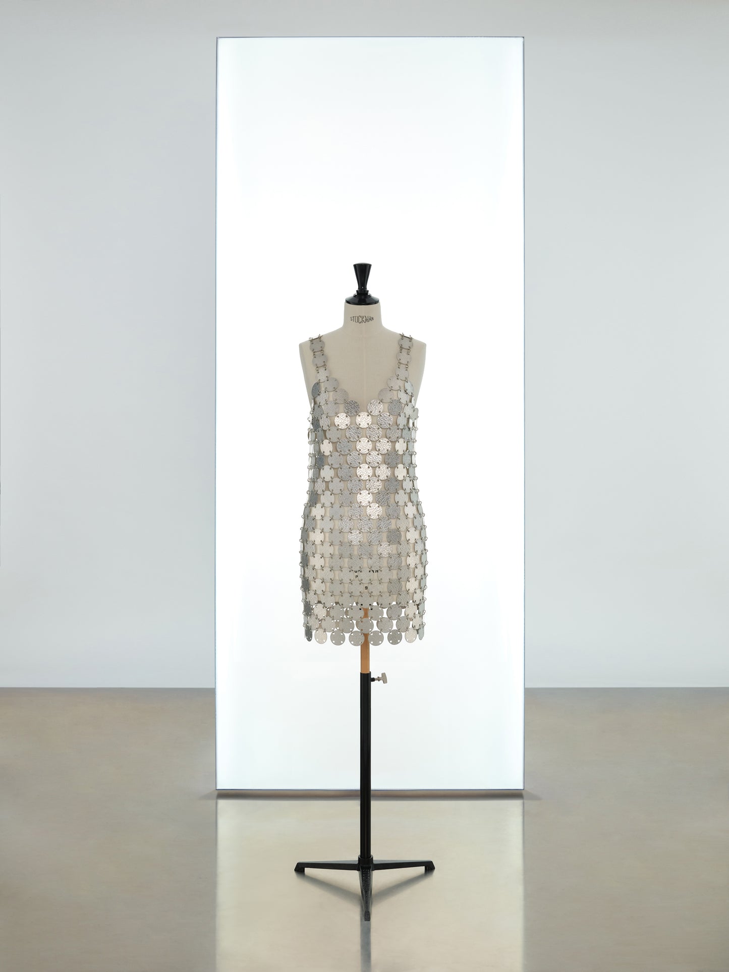 Short strap dress made in metallic round assembly