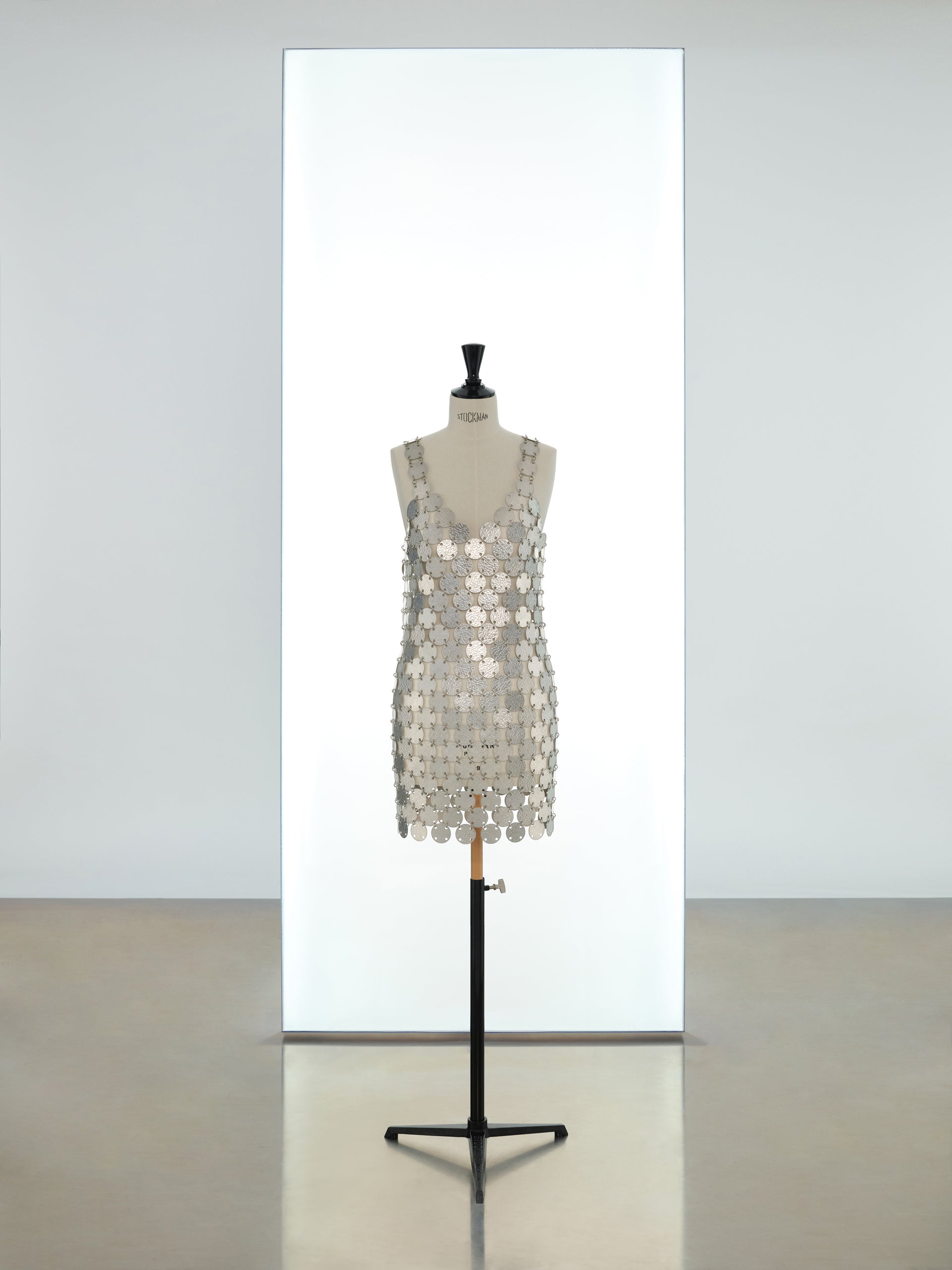 Short strap dress made in metallic round assembly