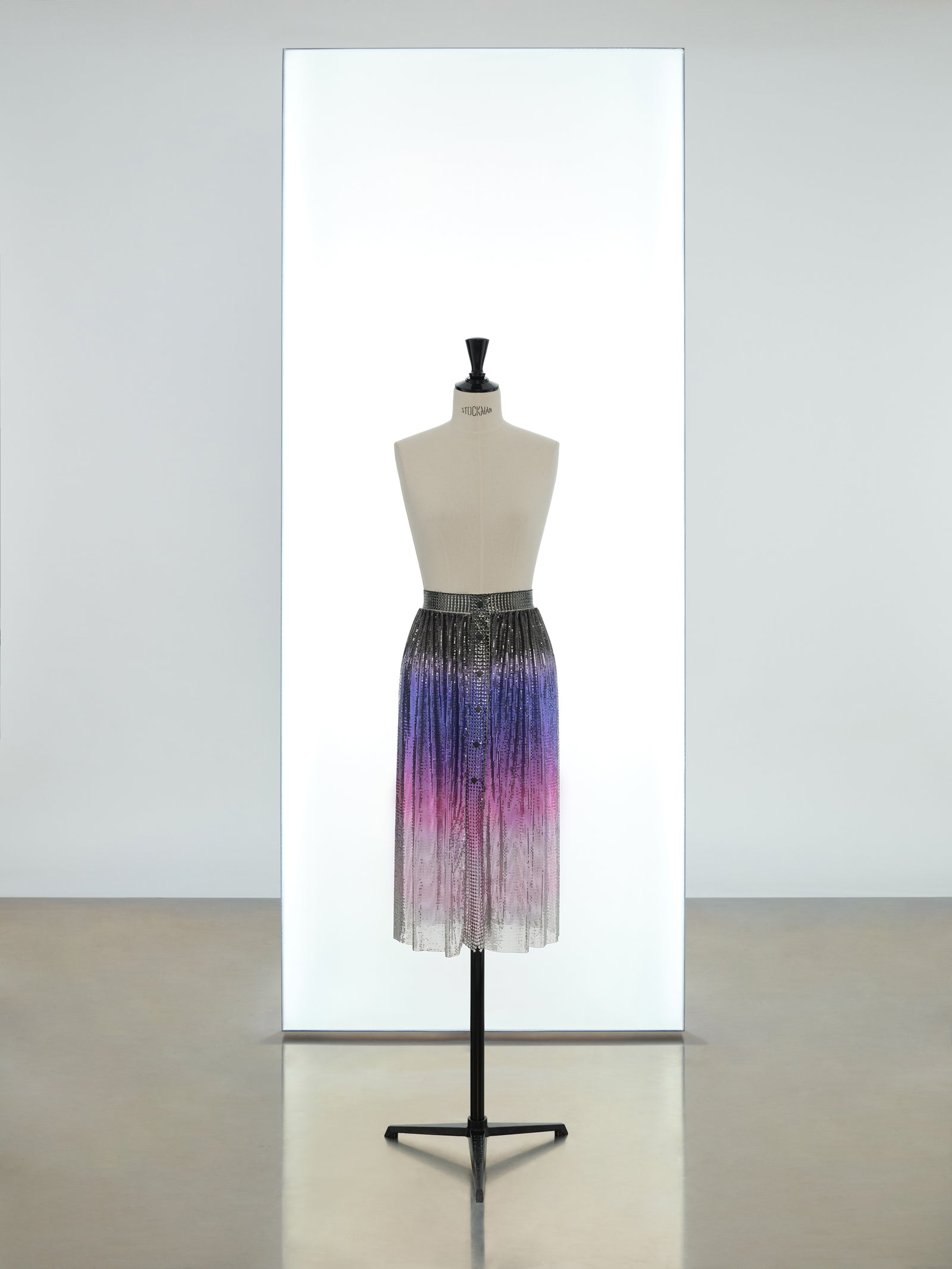 Mid length buttoned skirt position 1 - Image 1