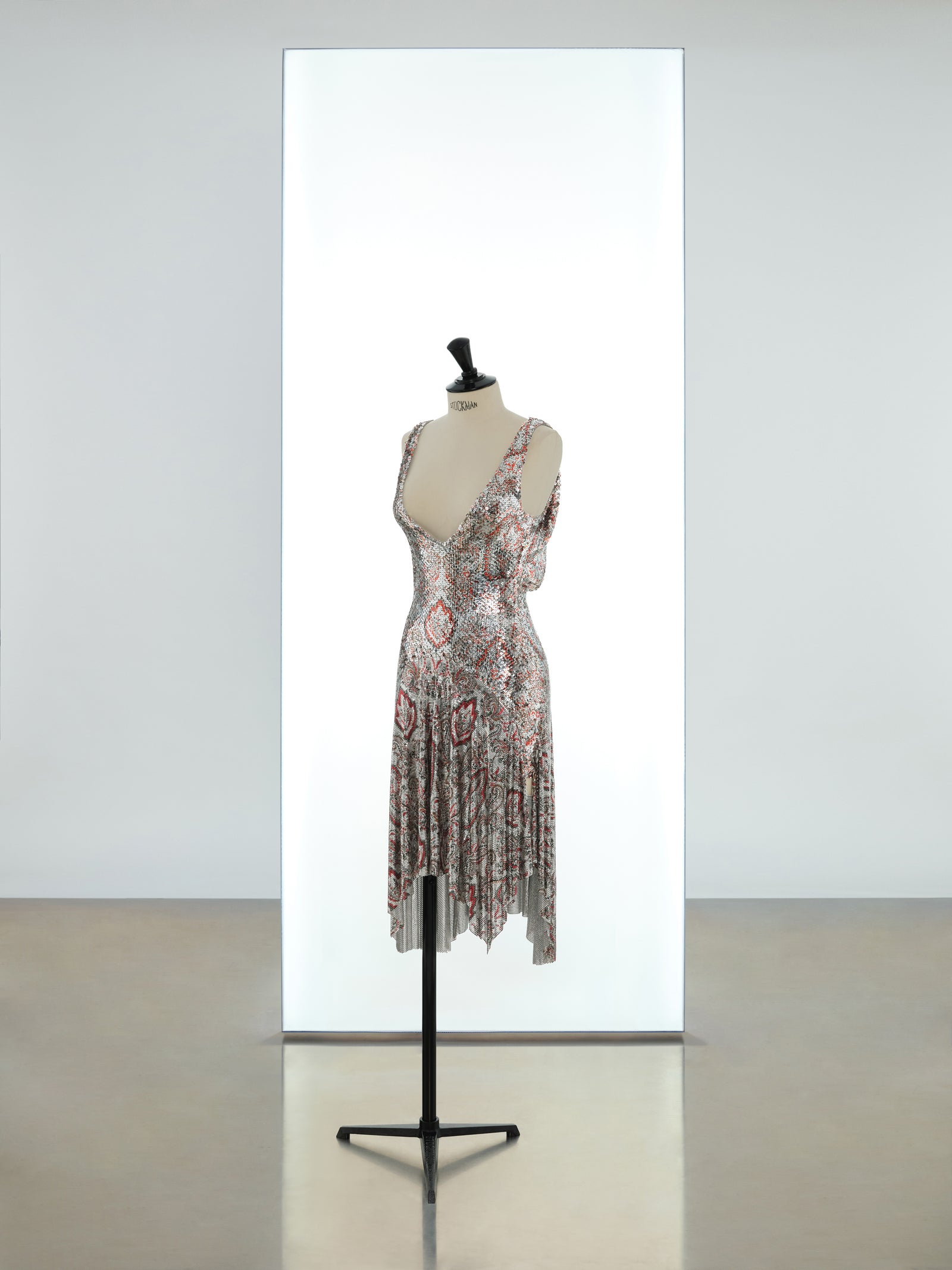 Mid length V-neck dress position 1 - Image 1