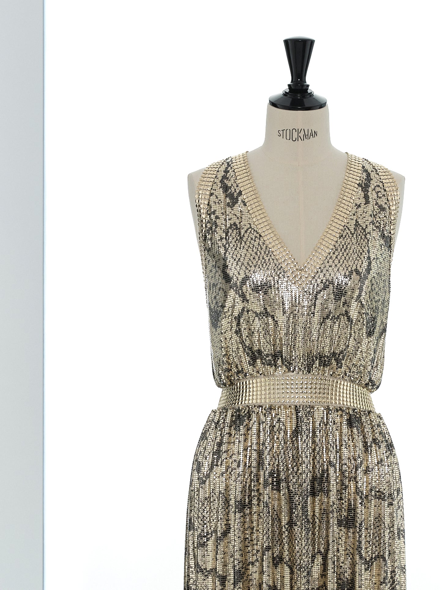 Mid length sleevesless dress in python