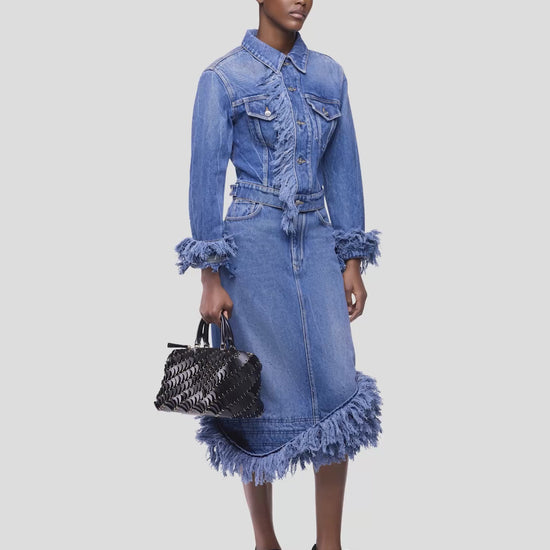 Veste en denim bleu délavé ajustée avec franges 