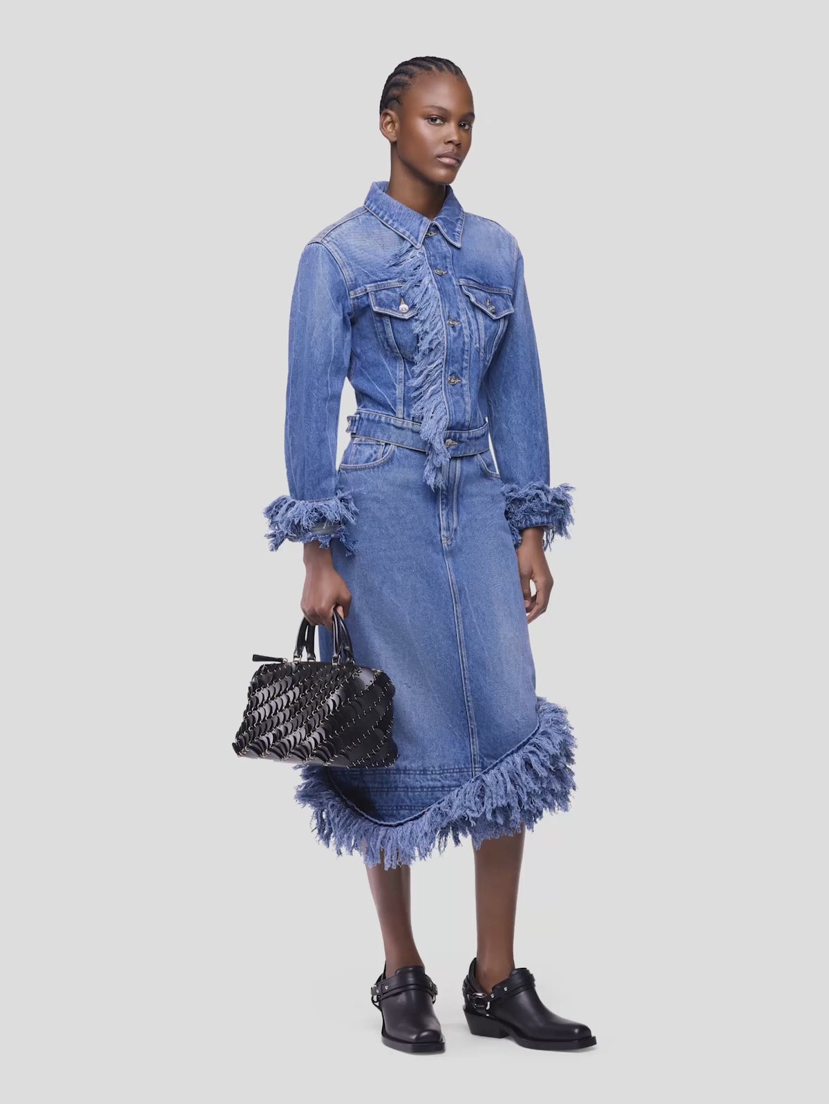 Veste en denim bleu délavé ajustée avec franges 