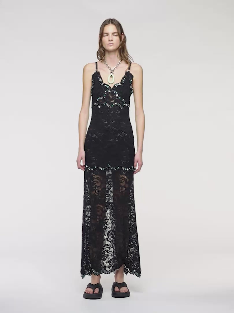 Robe longue en dentelle noire brodée à la main