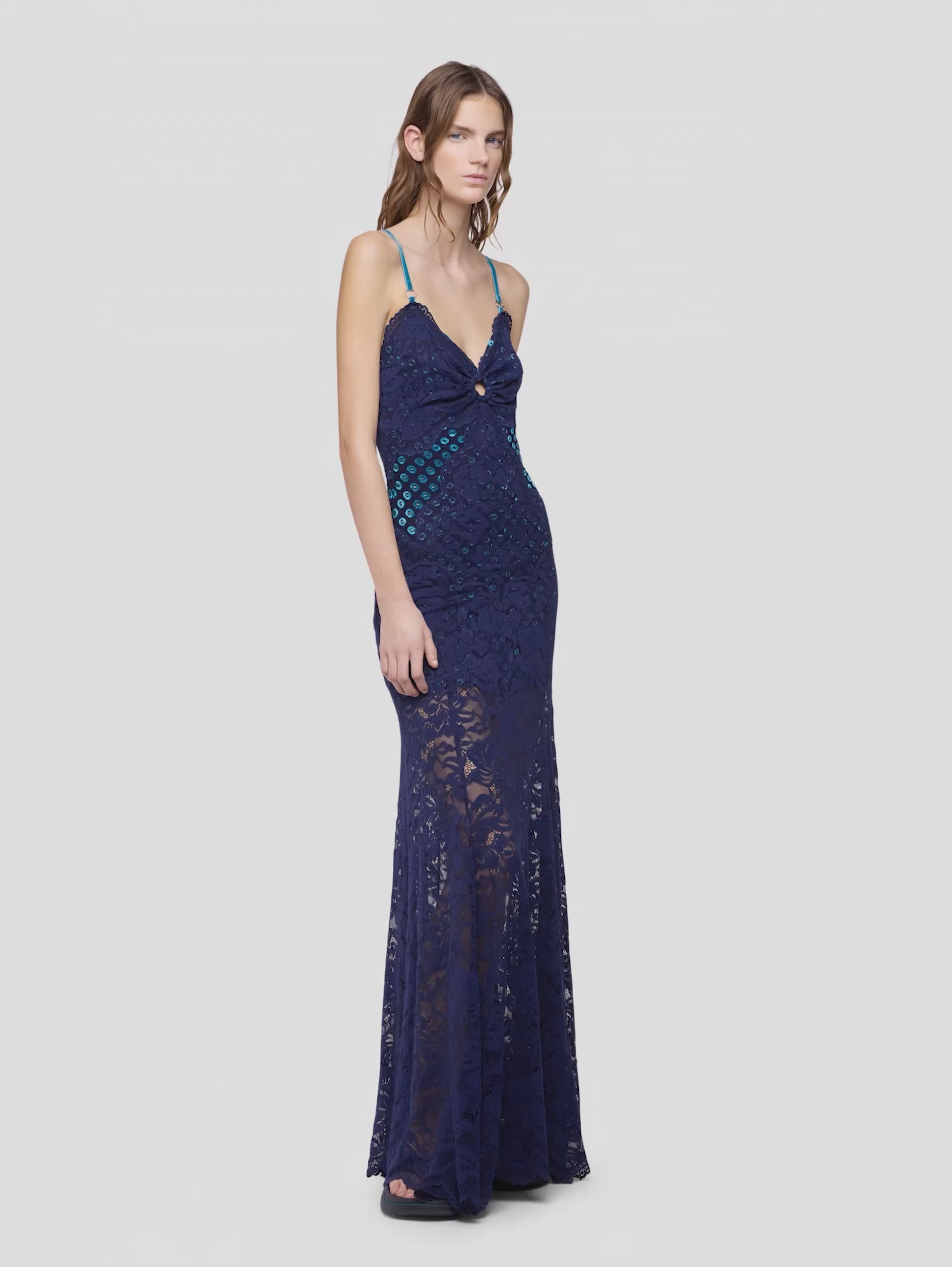 Longue robe bleu marine en dentelle trompe-l'œil 