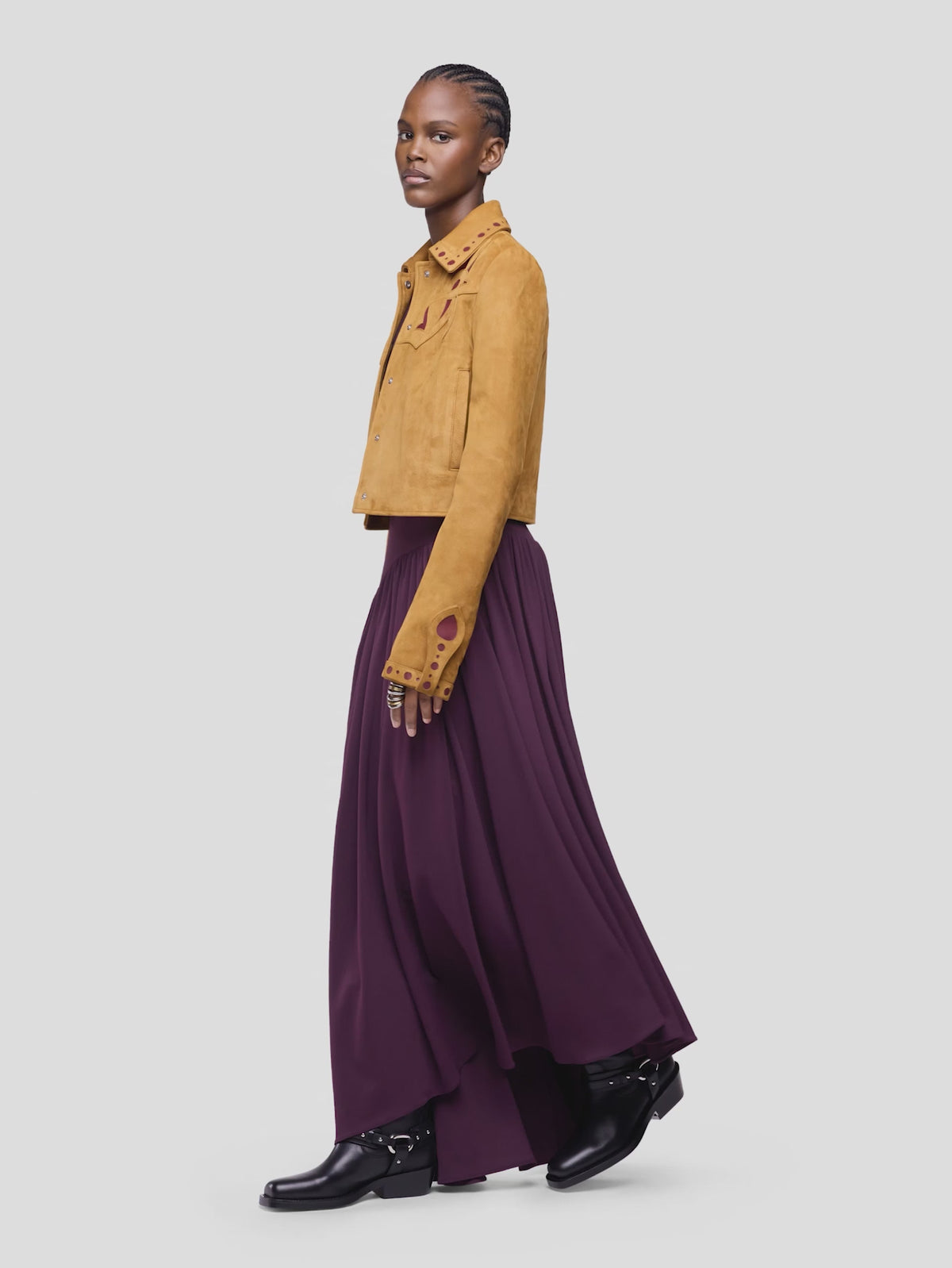 Veste en cuir camel ajustée avec ornements 