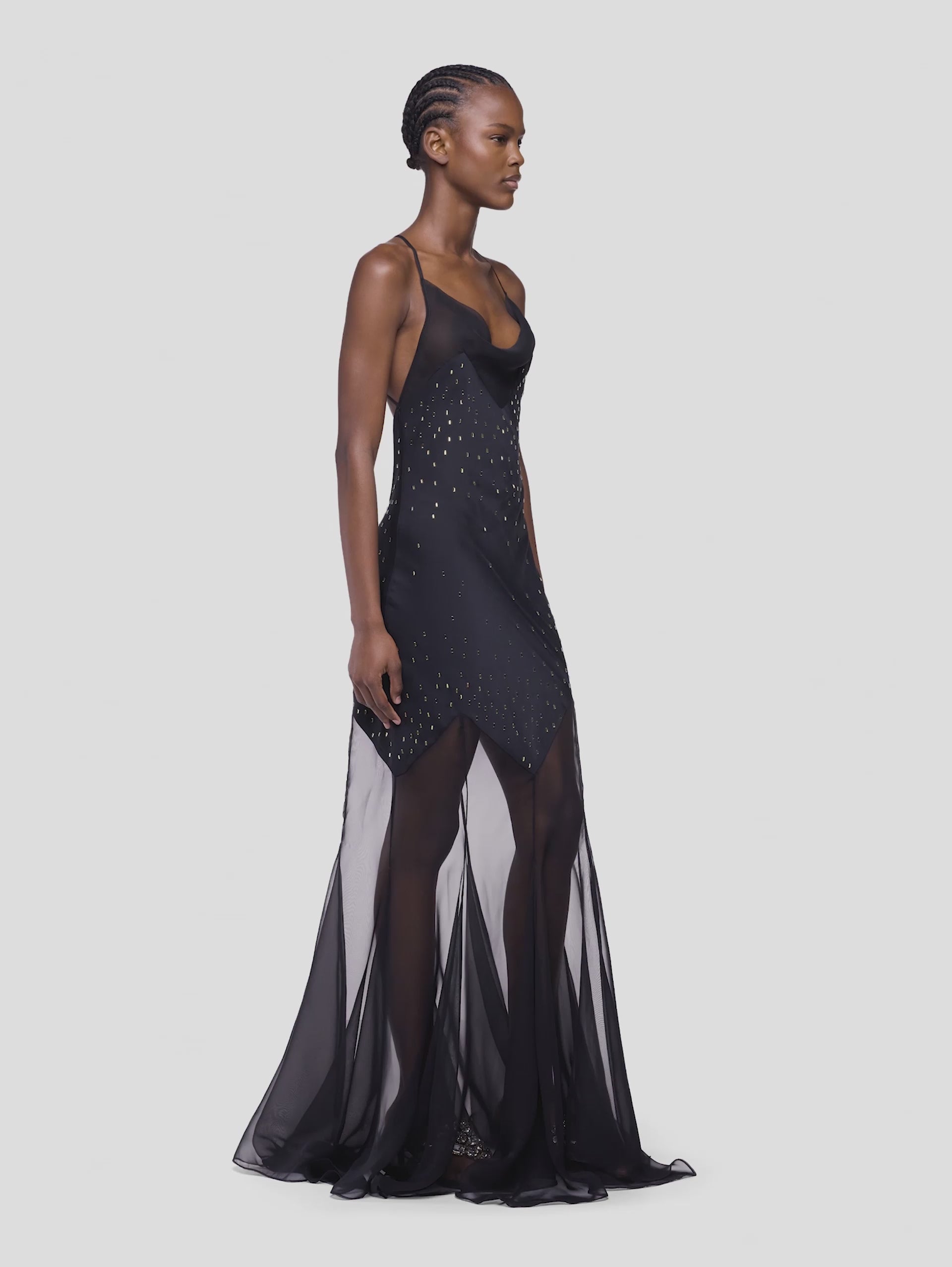 Longue robe noire avec ornements 